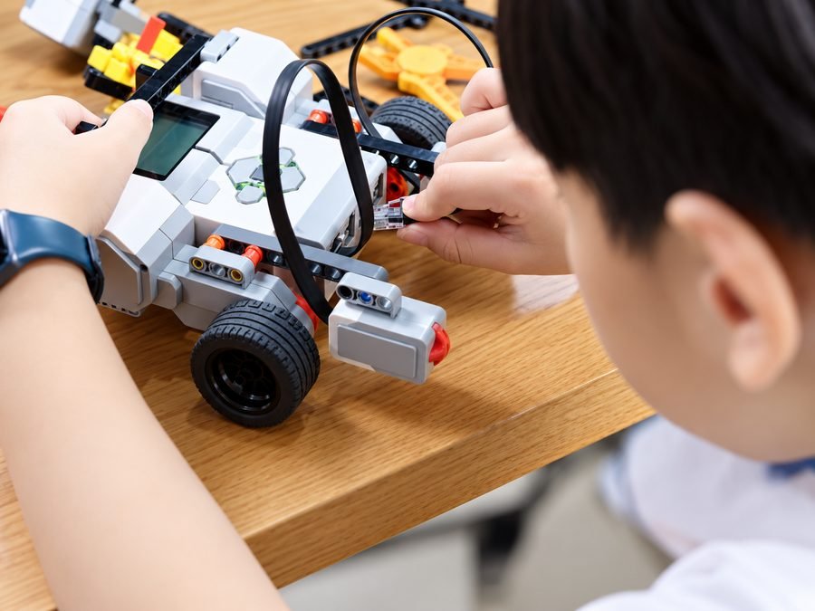 Estudiante con robot LEGO Mindstorms EV3