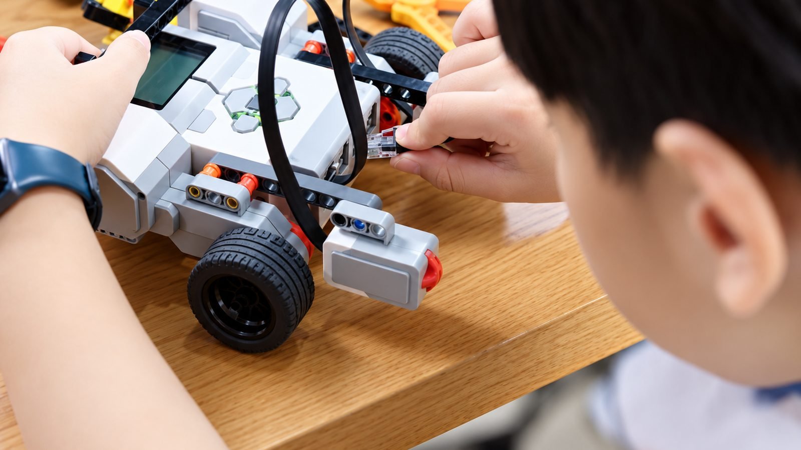 Estudiante conectando un robot LEGO Mindstorms EV3